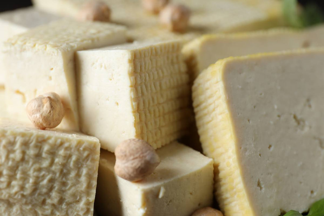 surowe kostki tofu ułożone na sobie