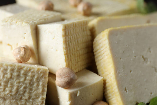 surowe kostki tofu ułożone na sobie