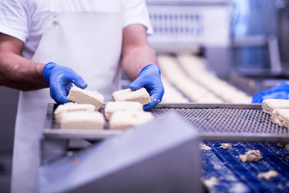 zdjęcie mężczyzny pracującego na linii produkcyjnej żywność w fabryce